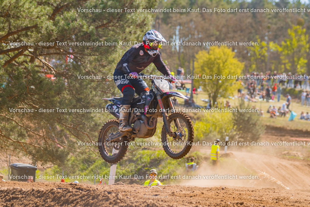 20260501_MCWriezen-3727 | Sportfotografin aus Berlin-Brandenburg mit Fokus auf Motocross. Ich halte deine sportliche Leistung und echte Emotionen auf und neben der Strecke professionell fest. Entdecke die Fotos von deinem Rennen und bestelle sie direkt hier im Shop.