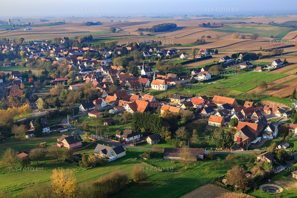 Vue aérienne: Deux églises au centre du village à Wintzenbach dans le département Bas Rhin, France – .Photo: IMG_075725.jpg prise le 01/11/2014 par Werner Riehm/FLY-FOTO.eu – Résolution de l'original: 5472 x 3648 px