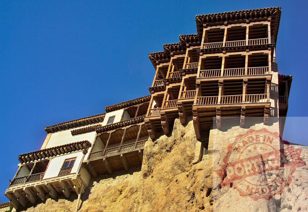 Casas Colgadas cliffside architecture in Cuenca, Spain. Cuenca - Spain | Hanging houses built into a cliff face under a clear blue sky - Realisiert mit Pictrs.com