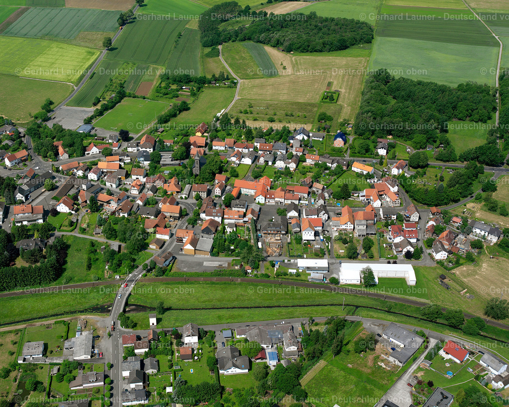 2614783 | MERLAU 06.08.2006 Landwirtschaftliche Nutzflächen und Feldgrenzen  umsäumen das Siedlungsgebiet des Dorfes in Merlau im Bundesland Hessen, Deutschland // Agricultural land and field boundaries surround the settlement area of the village  in Merlau in the state Hesse, Germany Foto: Gerhard Launer