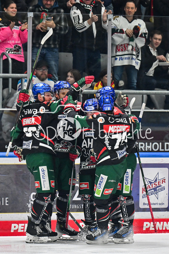 Augsburger Panther - Düsseldorfer EG | Jubel der Panther nach dem Treffer zum 2-1 durch Florian ELIAS (Augsburger Panther #67) / Tor / Torschuetze / Freude / Happy / DEL: Augsburger Panther - Duesseldorfer EG, Curt Frenzel Stadion am 04.03.2025