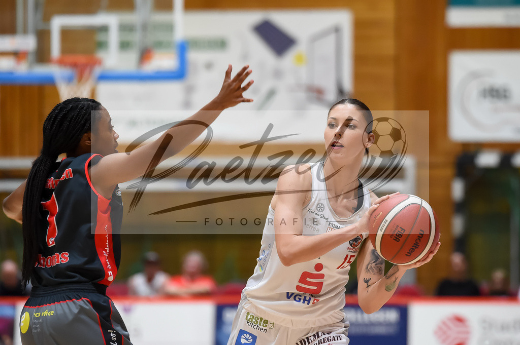 PANNOE20211010_036 | Basketball, Frauen: Asha Thomas (Eigner Angels Noerdlingen) und Milica Cuic (GiroLive-Panthers Osnabrueck) im Zweikampf beim Spiel der Toyota DBBL zwischen GiroLive-Panthers Osnabrueck und Eigner Angels Noerdlingen im datos – home of the panthers am 10.10.2021 in Osnabrueck, Deutschland. - Realisiert mit Pictrs.com