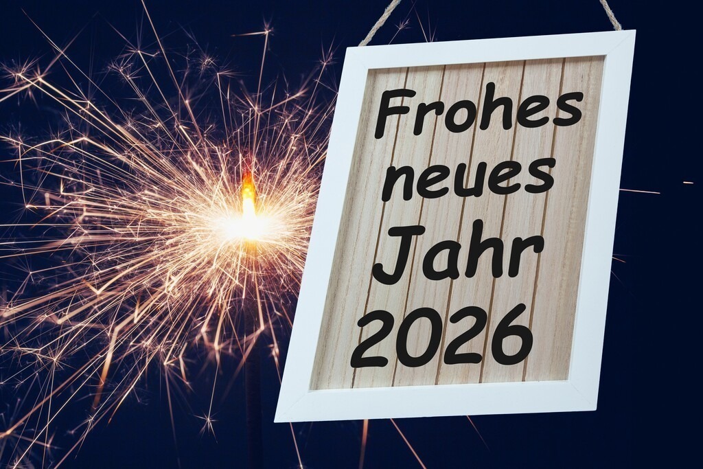 FROHES NEUES JAHR 2026 | (Fotomontage) Wunderkerze und Holzschild mit der Aufschrift FROHES NEUES JAHR 2026 - Realisiert mit Pictrs.com