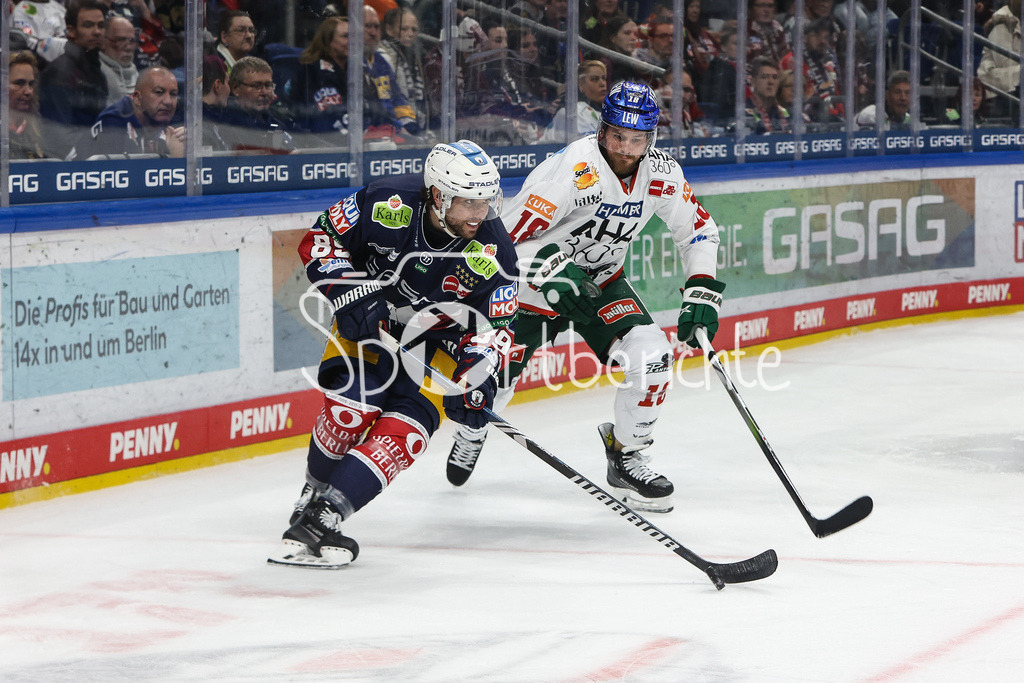 Eisbären Berlin - Augsburger Panther | Zachary BOYCHUK (EBB #89) im Duell mit Zachery MITCHELL (AEV #18) / Zweikampf