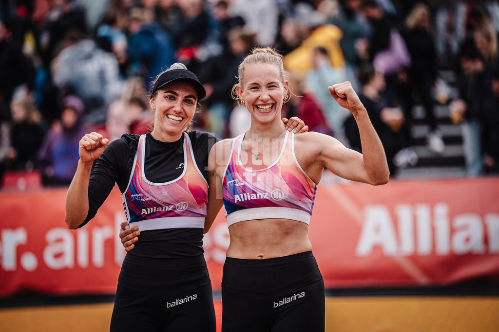 Beachvolleyball | Frauen | Allianz German Beach Tour 2025 | Tourstop Berlin | 23.08.2025 | v.l. Lisa-Sophie Kotzan und Tabea Schwarz jubeln nach dem Sieg
