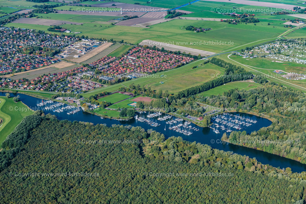 Hooksiel_ELS_6105091022 | WANGERLAND 09.10.2022 Ortsansicht an der Meeres-Küste " Hooksiel " in Wangerland im Bundesland Niedersachsen, Deutschland. Weiterführende Informationen bei: Wangerland Touristik GmbH. // Townscape on the seacoast " Hooksiel " in Wangerland in the state Lower Saxony, Germany. Further information at: Wangerland Touristik GmbH. Foto: Martin Elsen