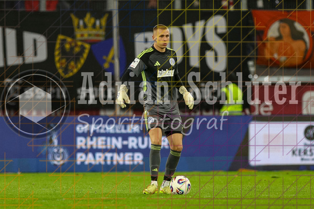 MSV Duisburg vs Rot-Weiss Essen - 3. Liga | Duisburg, Deutschland, 26.10.25:   Maximilian Braune (MSV Duisburg) in Aktion am Ball, Einzelaktion waehrend des Spiels der 3. Liga MSV Duisburg vs Rot-Weiss Essen in der schauinsland-reisen-arena(Foto von Brauer-Fotoagentur / Adrian Schlueter)