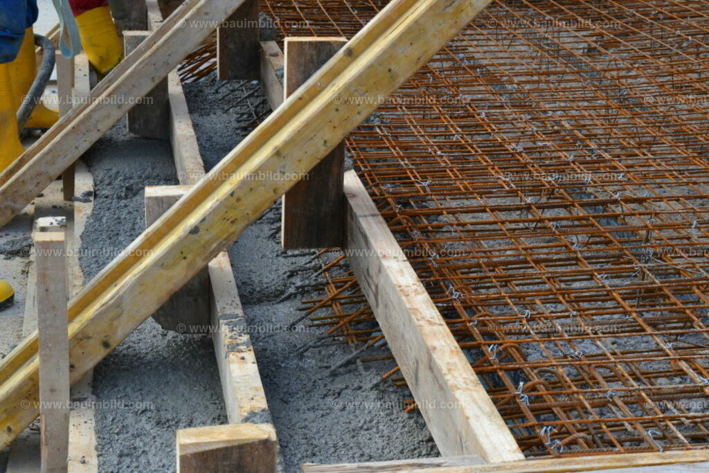 bib-lg04-betonarbeiten-0474 | Nach LV-Leistungsgruppen sortierte Detailfotos über den Bau eines Hauses. Alle Hausbau-Bilder direkt vom Urheber und Autor der Website Haus-Selber-Bauen.com