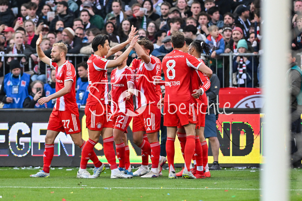 FC St. Pauli - FC Bayern München | ST. PAULI, DEUTSCHLAND - 11. APRIL: Jubel der Bayern nach dem Treffer zum 0-3 durch Michael OLISE (FC Bayern Munich 17) / Tor / Torschuetze / Freude / Happy während dem Bundesligamatch zwischen dem FC St. Pauli und dem FC Bayern München am 29. Spieltag im Millerntor Stadion / DFL REGULATIONS PROHIBIT ANY USE OF PHOTOGRAPHS AS IMAGE SEQUENCES AND/OR QUASI-VIDEO