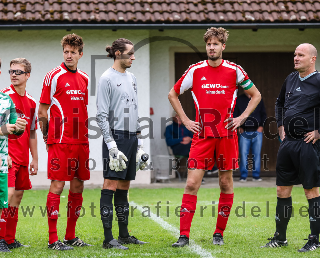 2023-08-06_001_SpVgg_Neuching_gegen_SG_Hoerlkofen-Woerth | Neuching, Deutschland, 06.08.2023:
Fußball, A-Klasse 2023 / 2024, 1. Spieltag, SpVgg Neuching gegen SG Hörlkofen/Wörth, Endergebnis: 0:0

Lukas Becker (SG Hörlkofen/Wörth, #11), Torwart Korbinian Becker (SG Hörlkofen/Wörth, #24), Andreas Groegler (SG Hörlkofen/Wörth, #5), Schiedsrichter Knut Friedrich

Foto: Christian Riedel / fotografie-riedel.net