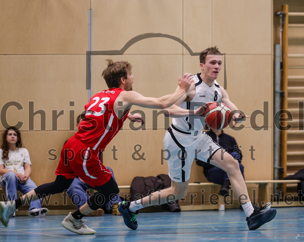 2025-12-06_062_TSV_Vaterstetten_gegen_MTV_1879_Muenchen | Vaterstetten, Deutschland, 06.12.2025:Basketball, 2. Regionalliga Süd 2025 / 2026, 9. Spieltag, TSV Vaterstetten gegen MTV 1879 München, Endergebnis: 58:83Moritz Breitreiner (MTV 1879 München, #23), Tom Hedden (TSV Vaterstetten, #8)Foto: Christian Riedel / fotografie-riedel.net