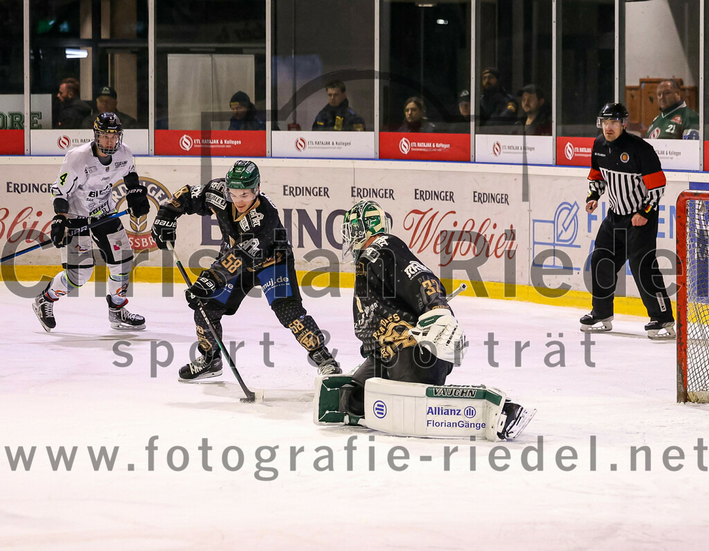 2024-02-23_061_TSV_Erding_gegen_ERSC_Amberg | Erding, Deutschland, 23.02.2024:
Eishockey, Bayernliga Playoffs 2023 / 2024, 3. Spieltag, TSV Erding gegen ERSC Amberg, Endergebnis: 2:3 n. V.

Paul Pfenninger (Erding Gladiators, #58), Torwart Dimitri Pätzold (Erding Gladiators, #32)

Foto: Christian Riedel / fotografie-riedel.net