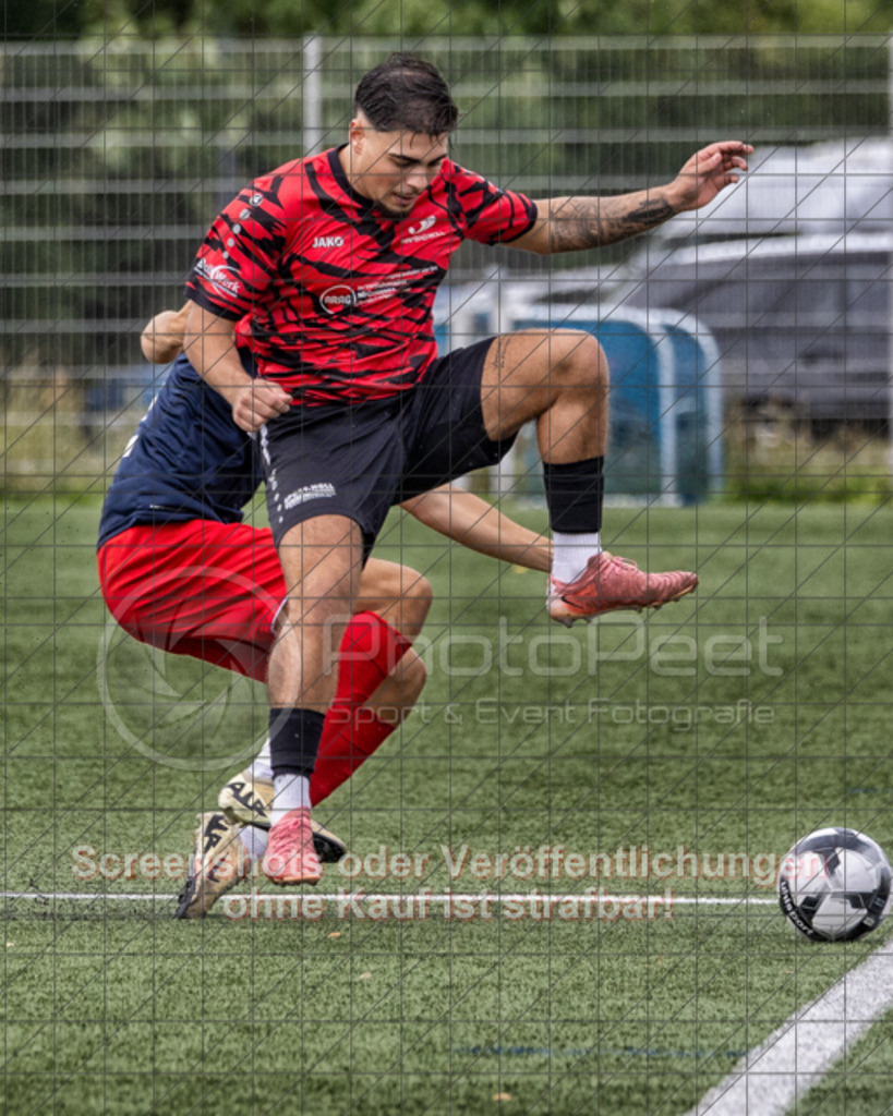 20250726_173412_0036-Bearbeitet-2 | Vito Caliandro (TSV Bad Boll #15)TSV Bad Boll (rot/schwarz) vs. TSVGG Plattenhardt (blau/rot), Fussball, DB-Regio-WFW-Pokal - wfv, 1.Runde, Saison 2025/2026, Kunstrasenplatz, Erlengarten 37, 73087 Bad Boll, 26.07.2025 - 17:30 Uhr,Foto: PhotoPeet-Sportfotografie/Peter Harich