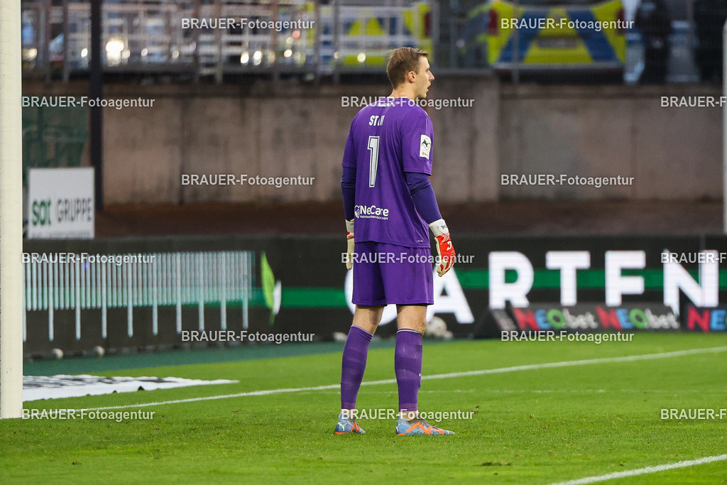 Rot-Weiss Essen - 1.Fc Schweinfurt | Essen, Deutschland, 02.11.2025 Toni Stahl (1.FC Schweinfurt)   schaut während des 3.Liga Spiels zwischen  Rot-Weiss Essen und 1.Fc Schweinfurt am 02.11.2025 im Stadion an der Hafenstraße in Essen. (Foto von Timo Bluhmki-Schmidt/Brauer Fotoagentur
