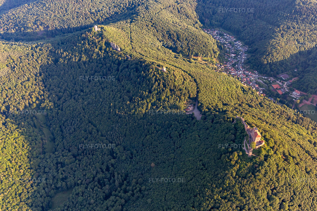 Luftbild: Die 3 Burgen Trifels, Anebos und Münz in Leinsweiler im Bundesland Rheinland-Pfalz in Deutschland. Foto: IMG_133662.jpg vom 18.07.2022 durch Werner Riehm/FLY-FOTO.de