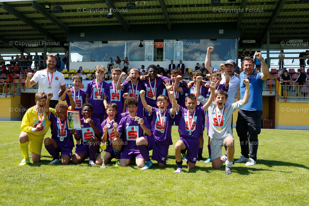 A_LUI_010622_01 | SPORT,FUSSBALL,SPARKASSE SCHUELERLIGA LANDESFINALE 2022 PETTENBACH 01.06.2022 IM BILD: DIE SIEGREICHE MANNSCHAFT VON LINZFOTO.FOTOLUI