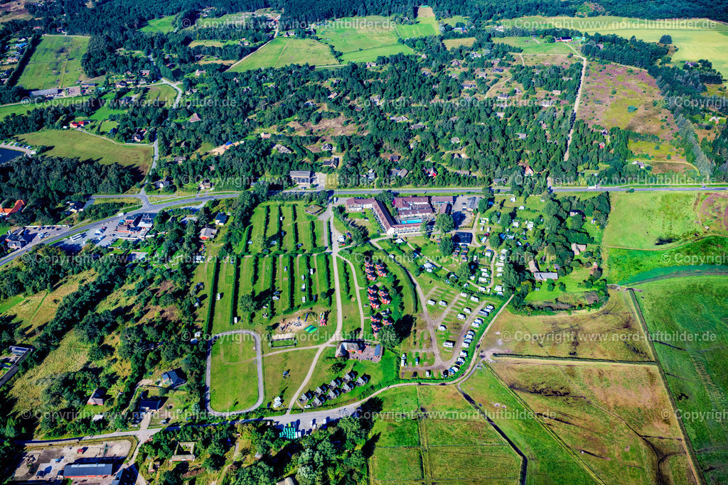 Römö_Kommandrgrden_Camping_Hotel_ELS_7171280824 | RöM 28.08.2024 Wohnwagen und Zelte- Campingplatz - und Zeltplatz " Kommandgarden Camping und Hotel " an der Straße Vej uden navn in Röm in Region Syddanmark, Dänemark. // Camping with caravans and tents on street Vej uden navn in Roem in Syddanmark, Denmark. Foto: Martin Elsen