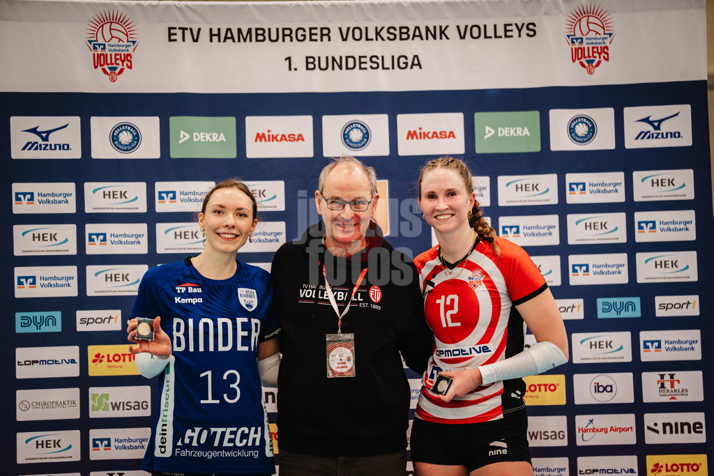 Volleyball | Frauen | Saison 2025/2026 | Volleyball Bundesliga | ETV Hamburger Volksbank Volleys vs. Binder Blaubären TSV Flacht | 06.12.2025 | Ehrung der MVP v.l. Roxana Vogel (#13, Binder Blaubären TSV Flacht), Frank Fechner (ETV) und Hannah Ammerman (#12, ETV Hamburger Volksbank Volleys)