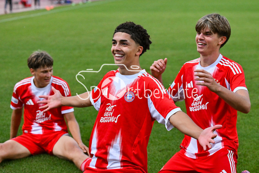 FC Augsburg II - FC Bayern Amateure | Grenzenloser Jubel der kleinen Bayern nach dem Siegtreffer zum 1-2 in der Nachspielzeit / Tor / Torschuetze / Freude / Happy / Regionalliga Bayern: FC Augsburg II - FC Bayern Muenchen II, Rosenaustadion am 25.07.2025 / Jussef NASRAWE (FC Bayern Muenchen II 13)