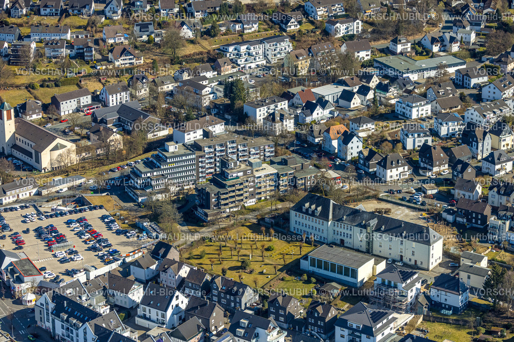 Olpe250307926Mitte | Luftbild, Grundschule Am Hohenstein, evangelischer Friedhof und Kriegsgräberstätte, Wohnblock Kolpingstraße und bfw â€“ Unternehmen für Bildung Kaufmännisches Bildungszentrum, Olpe-Stadt, Olpe, Sauerland, Nordrhein-Westfalen, Deutschland