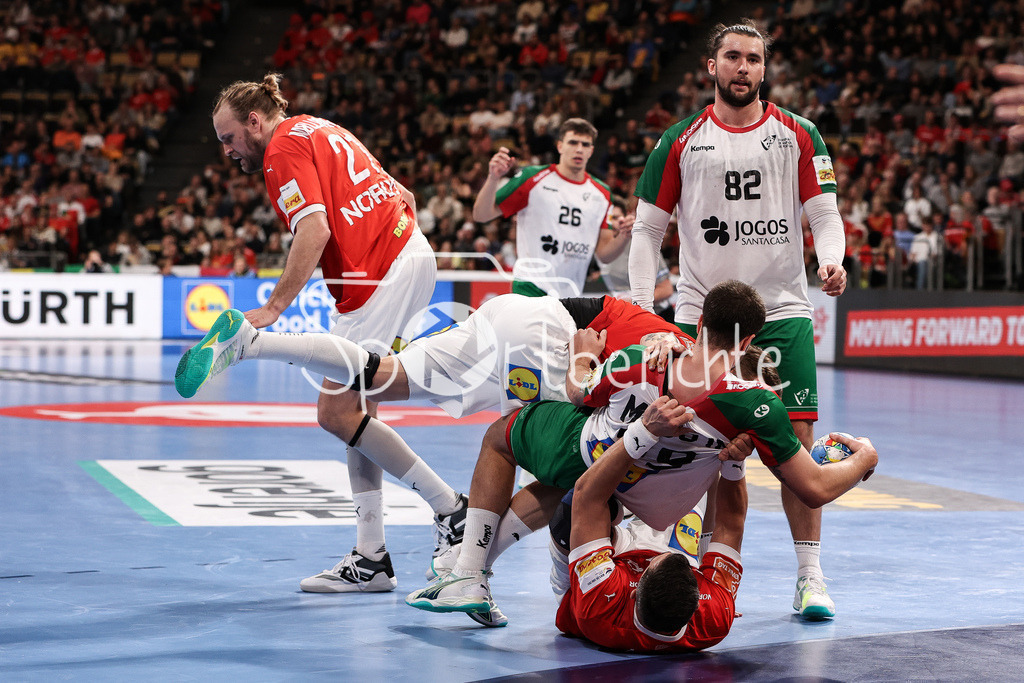 Dänemark - Portugal | harte Zweikaempfe gab es im letzten Gruppenspiel zwischen Dänemark und Portugal