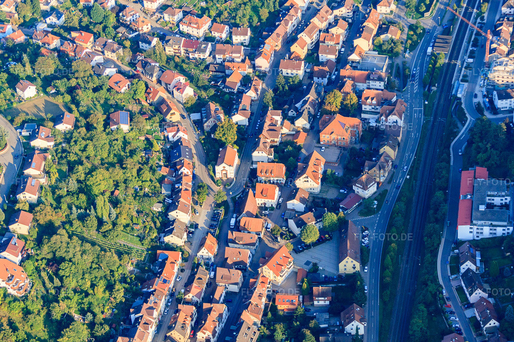 Luftbild: Lutherstraße mit Siloah Kirche und Rathaus Ispringen in Ispringen im Bundesland Baden-Württemberg in Deutschland. – Foto: IMG_59856.jpg vom 24.09.2013 durch Werner Riehm/FLY-FOTO.de – Auflösung des Originals: 4752 x 3168 px – ISPRINGEN.DE