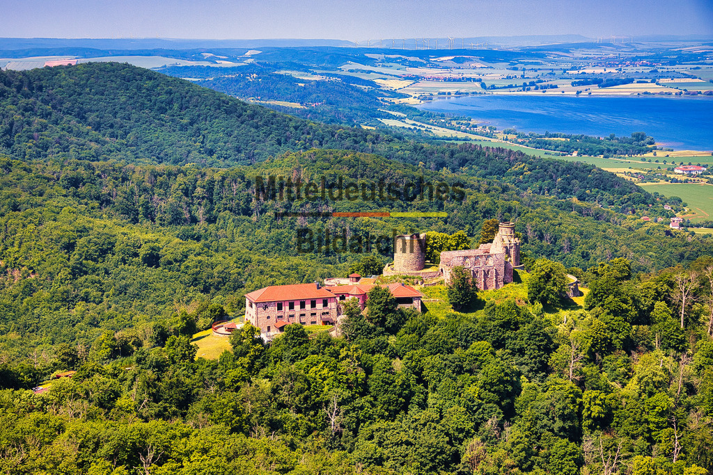 Rothenburg_Kyffhäuser_5756 | Die Rothenburg ist die Ruine einer Höhenburg auf 350 m ü. NN in der Gemeinde Steinthaleben im Kyffhäuserkreis, Thüringen. Sie befindet sich auf einem steilen Bergvorsprung am Nordwestrand des Kyffhäusergebirges. - Realisiert mit Pictrs.com