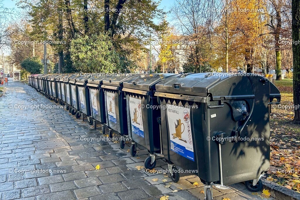 Linz_ Weihnachtsmarkt_ Terrorschutz_ 18.11.2025-4 | 18.11.2025, LINZ, AUT, Weihnachtsmarkt, im Bild  Themenbild, Weihnachstsmarkt, Volksgarten, Terrorschutz, Muelltonnen, Recycling, Abfalltrennung, Muellcontainer, Straße, Herbst, Stadtpark, Muellentsorgung, Umwelt, Sauberkeit, oeffentliche Infrastruktur, Ordnung, Gehweg, Feature, Symbolbild