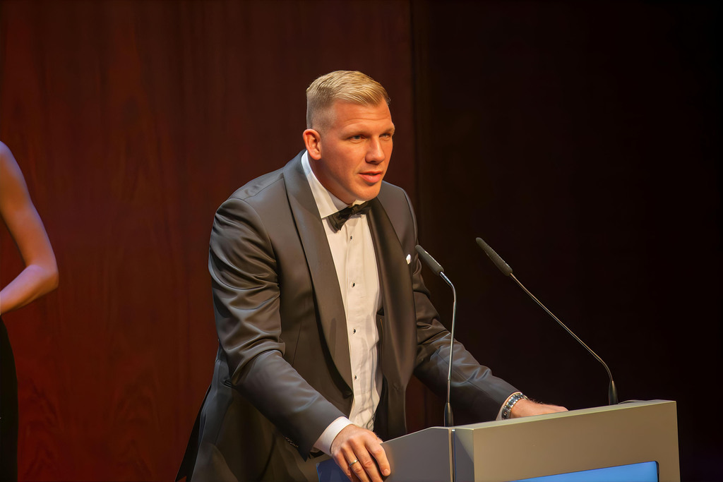 Rosengarten Mannheim: Award-Night 2024 / Sport Award Rhein-Neckar. Bild: David Wolf, Eishockeyspieler | Rosengarten Mannheim: Award-Night 2024 / Sport Award Rhein-Neckar. Bild: David Wolf, Eishockeyspieler - Realisiert mit Pictrs.com