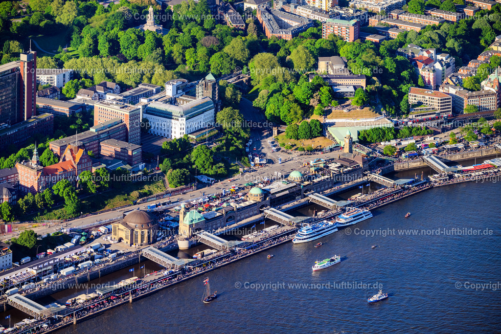 Hamburg_Landungsbrücken_Hafengeburtstag_ELS_8208110525 | HAMBURG 11.05.2025 Hafenanlagen und Landungsbrücken am Ufer des Fluss- Verlaufes der Elbe an der Straße Bei den Sankt Pauli-Landungsbrücken im Ortsteil Sankt Pauli in Hamburg, Deutschland. // Port facilities and jetties on the banks of the river course of the Elbe on the street Bei den Sankt Pauli-Landungsbruecken in the district of Sankt Pauli in Hamburg, Germany. Foto: Martin Elsen