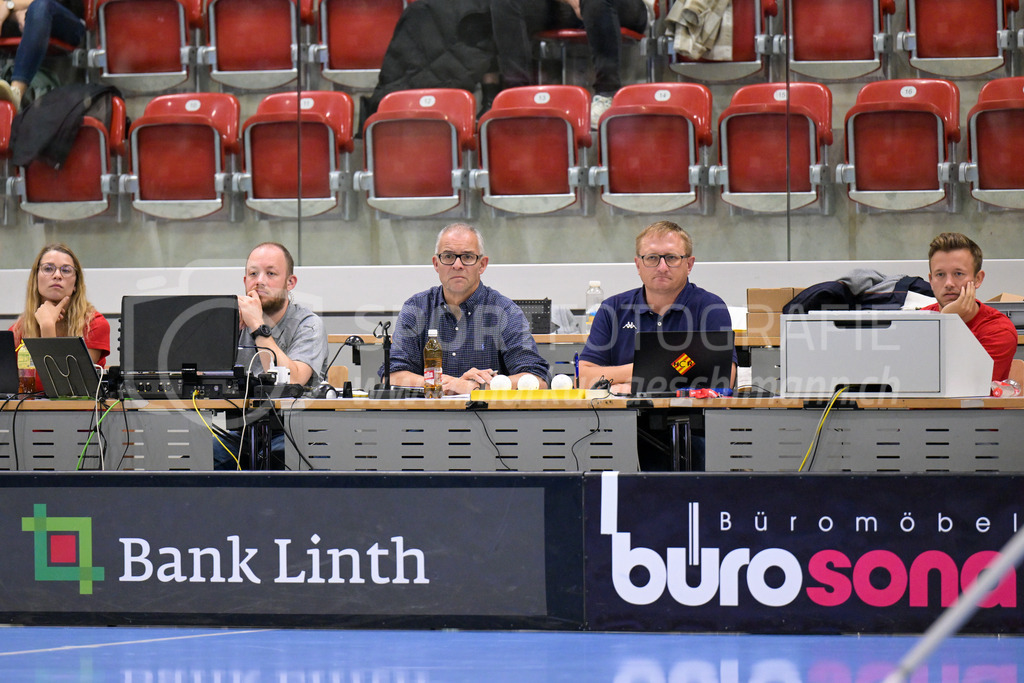 HC Rychenberg vs UHC Uster - 14. October 2022 | HC Rychenberg vs UHC Uster
AXA Arena, Winterthur
Funktionärstisch, u.a. mit Felix „Bene“ Arbenz (Mitte).
Bild: Sportfotografie Markus Aeschimann | www.markus-aeschimann.ch - Realisiert mit Pictrs.com