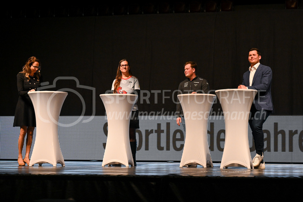 Winterthurer Sportehrung - 23. Februar 2023 | Winterthurer Sportehrung
AXA Arena, Winterthur
Moderatorin Regula Späni mit den Nominierten für den oder die Winterthurer Sportler/in des Jahres, Renata Issler (Bodenschiessen), Kalle Koblet (Snowboard) und Simon Marquart (BMX).
Bild: Sportfotografie Markus Aeschimann | www.markus-aeschimann.ch - Realisiert mit Pictrs.com