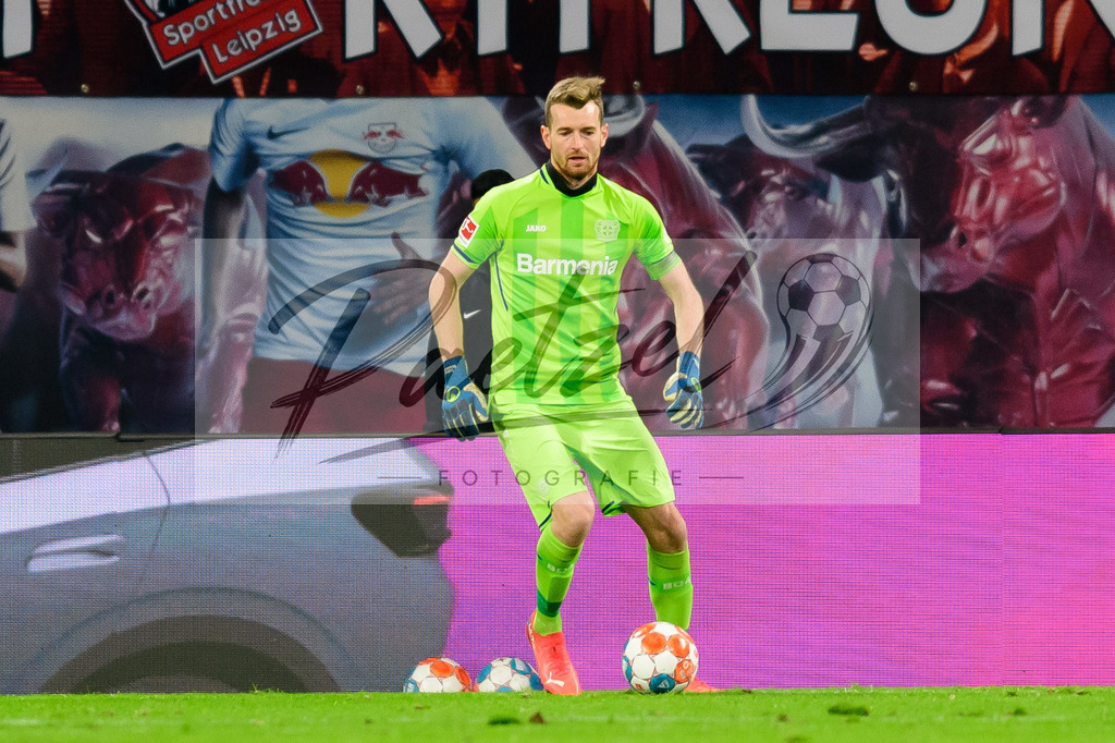 RBLLEV20211128_124 | Fussball, Herren: Torwart Lukas Hradecky (Bayer 04 Leverkusen) in Aktion, am Ball, Einzelaktion bei dem Spiel der 1. Bundesliga zwischen RB Leipzig und Bayer 04 Leverkusen in der Red Bull Arena am 28.11.2021 in Leipzig, Deutschland.DFB / DFL REGULATIONS PROHIBIT ANY USE OF PHOTOGRAPHS AS IMAGE SEQUENCES AND/OR QUASI-VIDEO. - Realisiert mit Pictrs.com