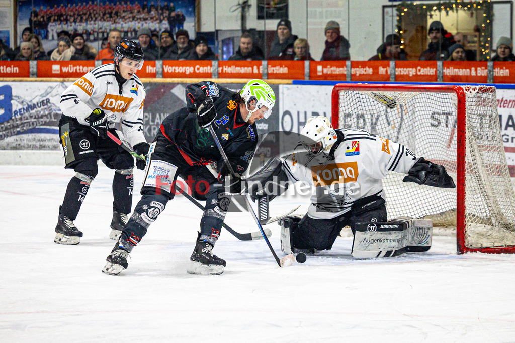 Peißenberg MINERS gegen ESV Burgau 2000 | Eishockey Bayernliga 2025/26 Vorrunde 21. Spieltag, Peißenberg MINERS gegen ESV Burgau 2000, 20251226,Torchance Weiland PARRISH (MINERS 13),2025-12-26 in Peißenberg (flatbuy Arena Peißenberg), Weiland PARRISH (MINERS 13), Roman JOURKOV (ESV Burgau Torwart 30)Copyright: WolfgangxLindner www.foto-lindner.de