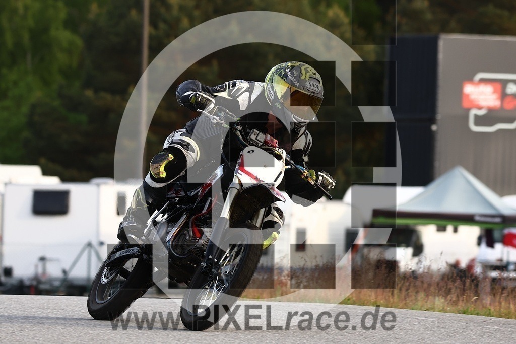 1000-20240509_04731 | Schöne Erinnerungen an spannende Momente - das festzuhalten ist unser Job. PIXELrace.de ist seit 2003 auf den Rennstrecken Europas unterwegs um die Action draußen beim Fahren und die wunderbare Stimmung imm Fahrerlager für euch einzufangen.