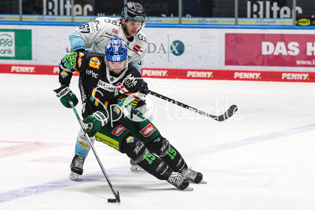 Augsburger Panther - ERC Ingolstadt | Marko FRIEDRICH (ING #67) im Duell mit Andrew LeBlanc (AEV #19)
