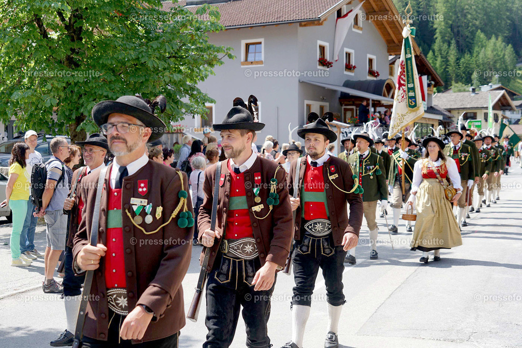 e13-news-2023-Juli23-Regimentsschuetzenfest3-Steeg-UMZUG_DORF-DSC07354 | Info aus dem Bezirk Reutte/Ausserfern Tirol sowie eine umfangreiche Bilddatenbank über die gesamte Region: Lechtal, Talkessel Reutte, Tannheimertal, Zwischentoren. Lech, Plansee, Zugspitze, Grenztunnel, B179, Fernpassstraße, Verkehr, Lawinen, Tradition, - Realisiert mit Pictrs.com