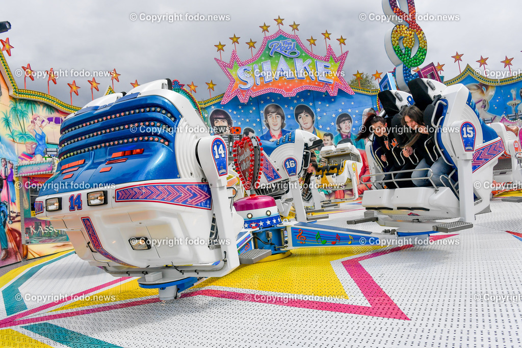 Deutschland_ Baden-Wuerttemberg_ Stuttgart_ 26.04.2025-35 | 26.04.2025, Deutschland, GER, Baden-Wuerttemberg, Stuttgart, im Bild Themenbild, Stadtansichten, Stuttgarter Fruehlingsfest, Karussell, Menschen, Besucher, Spass, Freude, Feature, Symbolbild