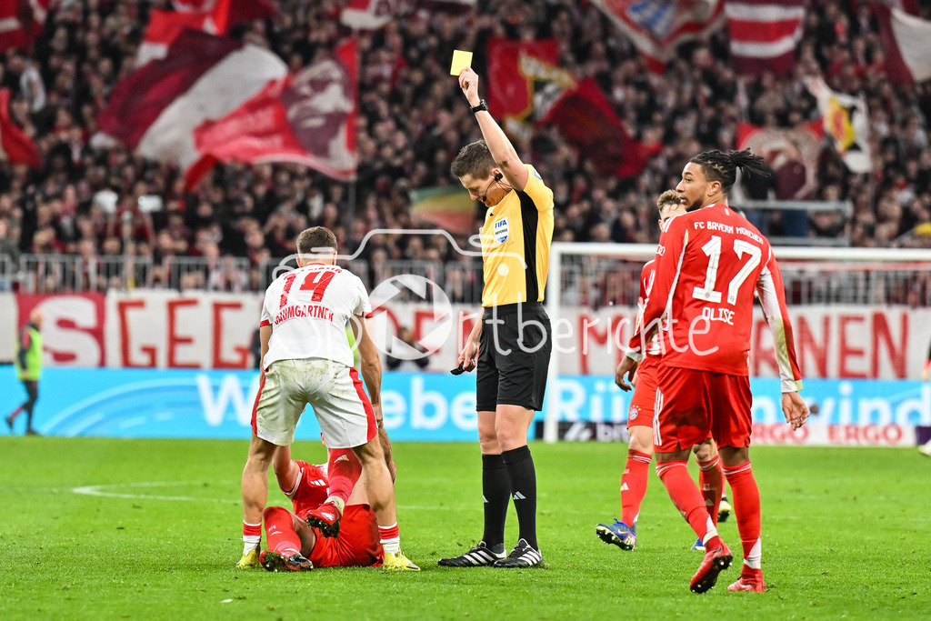 FC Bayern München - RB Leipzig | MUNICH, GERMANY - 11. FEBRUARY: Schiedsrichter Daniel SIEBERT zeigt Christoph BAUMGARTNER (RB Leipzig 14) hier die gelbe Karte nach einem Foul an Harry KANE (FC Bayern Munich 9) während dem Spiel zwischen dem FC Bayern München und RB Leipzig beim Viertelfinale des DFB-Pokales in der Allianz Arena