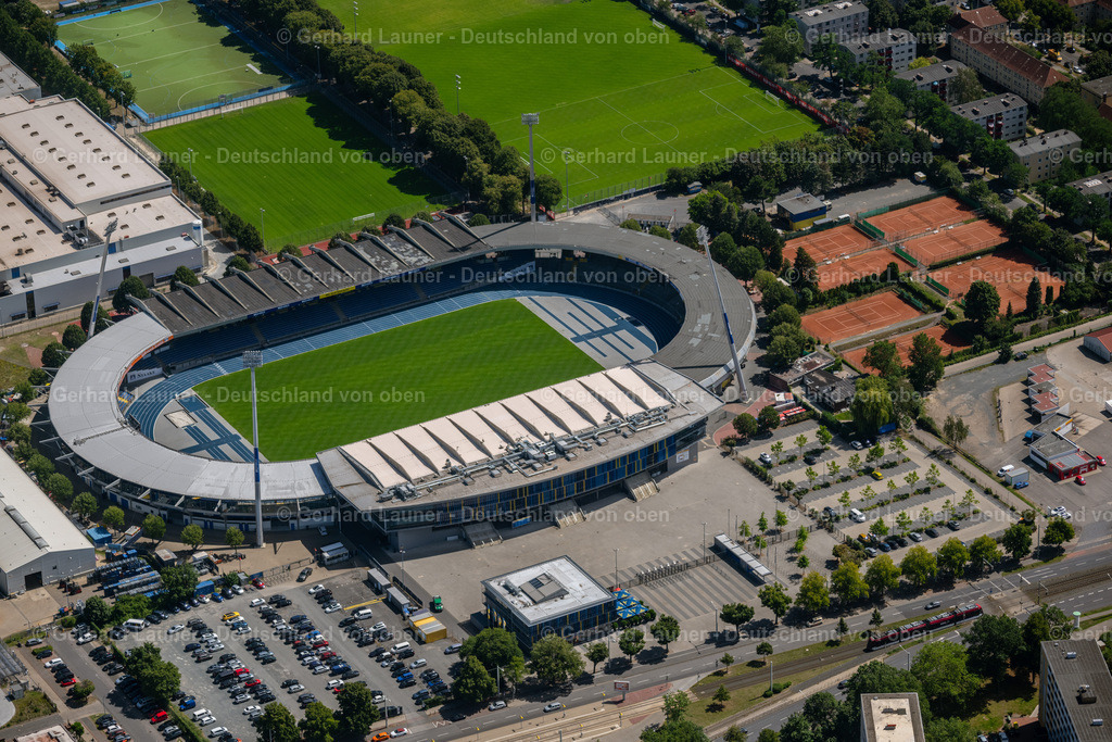 4035590 | BRAUNSCHWEIG 31.07.2020 Sportstätten-Gelände der Arena des Stadion EINTRACHT-STADION in Braunschweig im Bundesland Niedersachsen. Weiterführende Informationen bei: Eintracht Braunschweig GmbH &amp; Co. KGaA,  Ingenieurbüro Hornig GmbH und Co. KG,  SCHULITZ Architekten GmbH,  Stadthalle Braunschweig Betriebsgesellschaft mbH. // Sports facility grounds of the Arena stadium in Braunschweig in the state Lower Saxony. Further information at: Eintracht Braunschweig GmbH &amp; Co. KGaA,  Ingenieurbuero Hornig GmbH und Co. KG,  SCHULITZ Architekten GmbH,  Stadthalle Braunschweig Betriebsgesellschaft mbH. Foto: Gerhard Launer