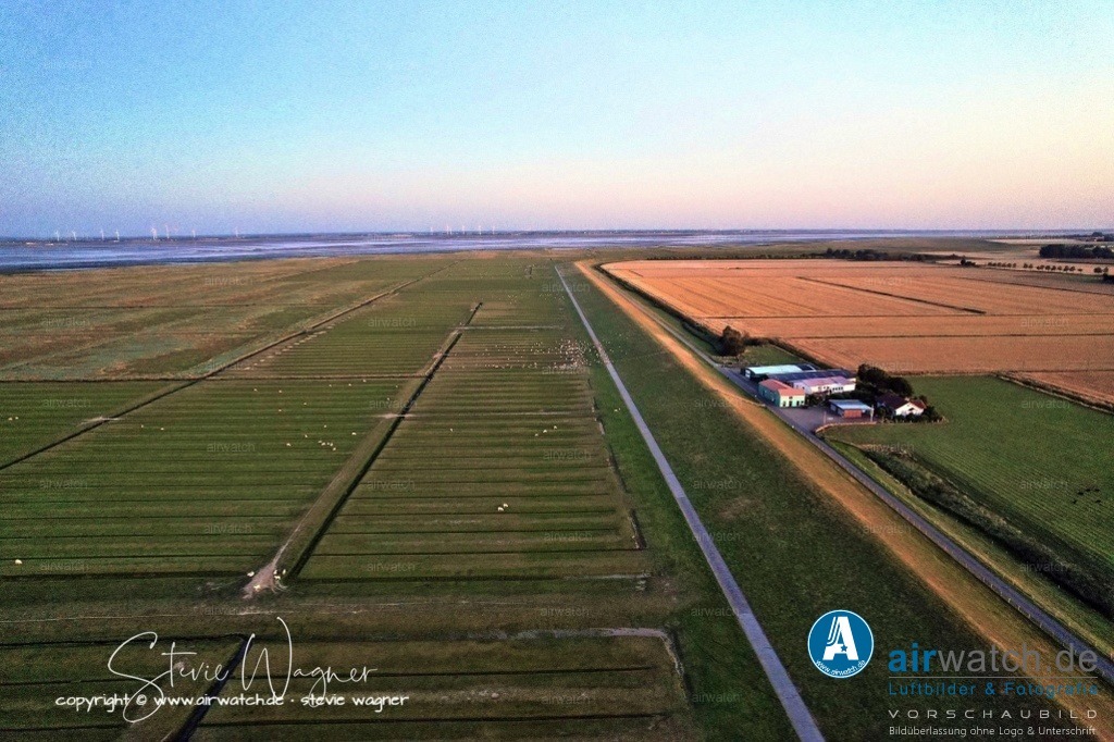 Nordsee, Nordfriesland, Nordstrand, Pohnshalligkoog - airwatch.de | Der Pohnshalligkoog ist der jüngste bewohnte Koog der Halbinsel Nordstrand in Schleswig-Holstein. Er ist als Ortsteil der Gemeinde Nordstrand angehörig. Die Pohnshallig, eine ehemalige Hallig, wurde durch die Burchardiflut im Jahre 1634 von der Insel Alt-Nordstrand abgerissen. Im 18. und 19. Jahrhundert wurden sukzessive ehemalig besiedelte Landstriche neu bedeicht und die Insel Stück für Stück neu in Richtung Osten ausdehnte. Im Jahr 1924 erfolgte die Eindeichung der Pohnshallig, nachdem die unbewohnte Hallig zeitweise durch die Schobüller zur Heugewinnung genutzt worden war.Größe und LageDer Pohnshalligkoog umfasst eine Fläche von etwa 695 Hektar und ist der östlichste und zweitgrößte Koog der Halbinsel Nordstrand. Die Eindeichung des Pohnshalligkoogs war 1924 abgeschlossen. Trotz der Schwierigkeiten bei der Errichtung des Deiches und des verschlammten Bodens konnten die ersten Pächter 1924 den Koog übernehmen. Fünf Jahre nach der Eindeichung wurden die Pachtverträge jedoch aufgelöst und das gesamte Land der “Gemeinnützigen Siedlungsgesellschaft Deutscher Osten” übergeben.