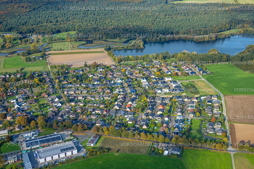 Goch251006277 | Luftbild, Neubau Wohngebiet Ortsansicht Ortsteil Kessel, See und Waldgebiet, Kessel, Goch, Niederrhein, Nordrhein-Westfalen, Deutschland