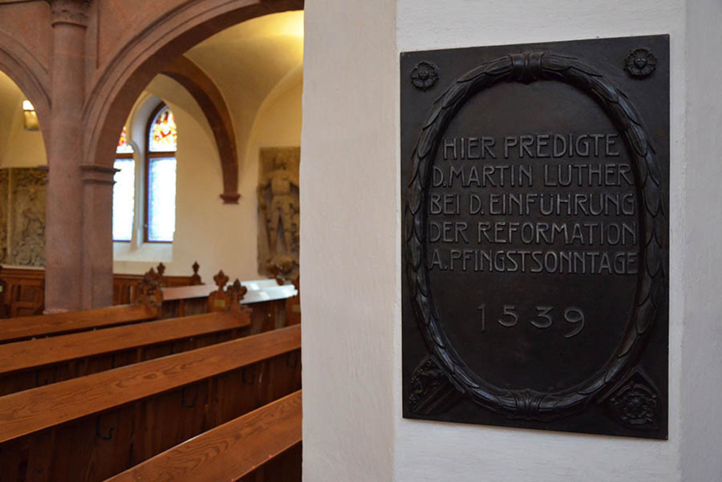 Bildlexikon Leipzig - Gedenktafel zur Einführung der Reformation | Das Team hinter BILDLEXIKON LEIPZIG bündelt historische wie aktuelle Informationen über die Stadt Leipzig in Text und Bild auf einer Plattform und stellt diese der interessierten Öffentlichkeit zur Verfügung.