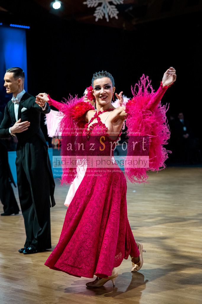 20251212_WDSF_World_Ch_Cup_RS-Std_1490-2 | Tanzsportbilder, Standardtanz, Lateintanz, WDSF, DTV, LTVB, dancecomp, goc, hessen tanzt, blaues band der spree, walzer, tango, wiener walzer, slowfox, quickstepp, samba, rumba, cha-cha-cha, paso doble. jive, hd-kroft photography, turniertanzsport