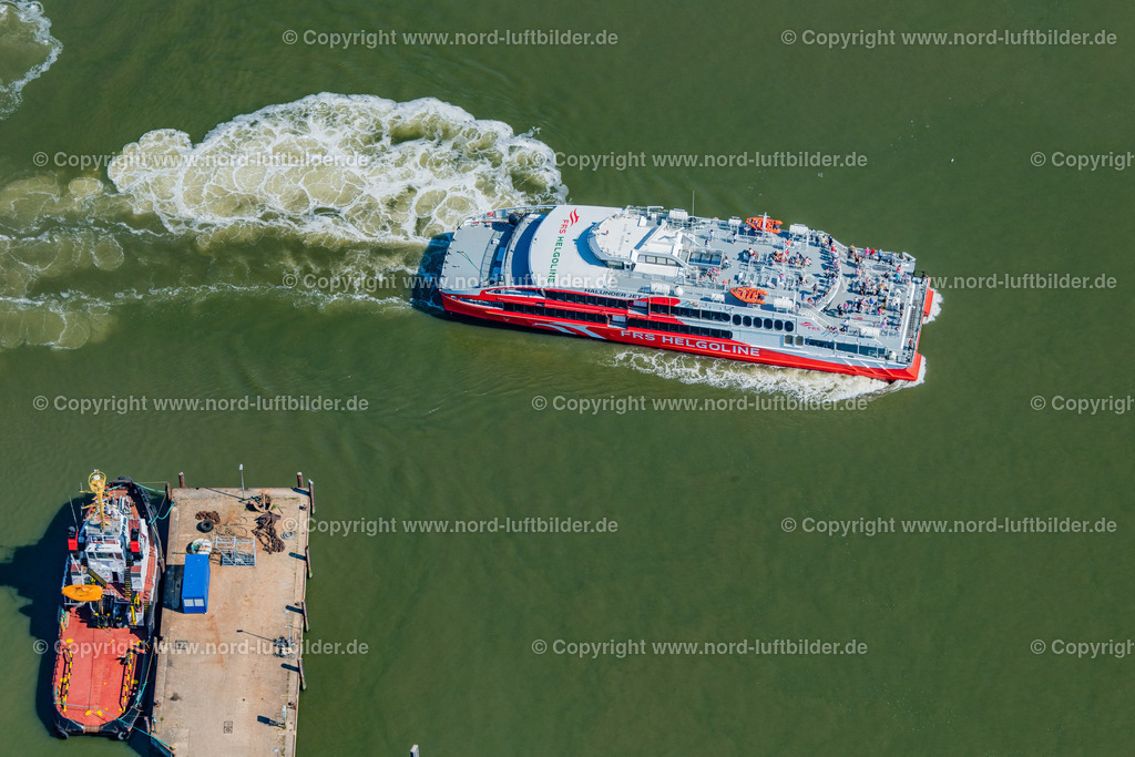 Cuxhaven_Halunder_Jet_ELS_7750130822 | CUXHAVEN 13.08.2022 Fahrt eines Fähr- Schiffes " Katamaran Halunder Jet der FRS Reederei" in Cuxhaven Hafen Alte Liebe im Bundesland Niedersachsen, Deutschland. // Travel of a ferry ship "Katamaran Halunder Jet der FRS Reederei" in Cuxhaven habour in the state Lower Saxony, Germany. Foto: Martin Elsen