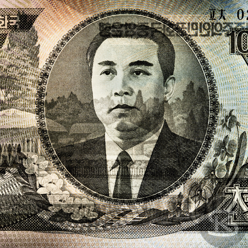 NORDKOREA - Kim Il Sung | Kommunistischer Politiker und Diktator, 1912-1994 | Entdecken Sie "Gesichter der Währungen" – eine einzigartige Fotoserie von Stefan Kuhn, die Banknoten aus aller Welt als Kunstwerke neu interpretiert. Vorder- und Rückseite verschmelzen zu faszinierenden Kompositionen.  - Realisiert mit Pictrs.com
