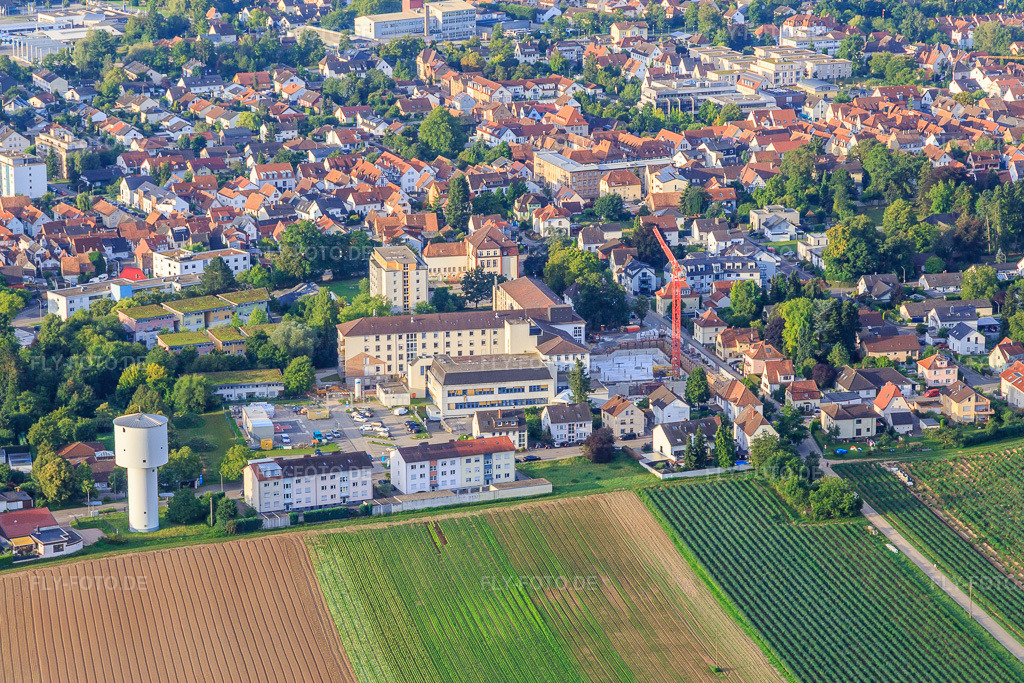 Luftbild: Baustelle zur Erweiterung der Asklepios Südpfalzklinik Kandel in Kandel im Bundesland Rheinland-Pfalz in Deutschland. Foto: IMG_149470.jpg vom 09.08.2025 durch Werner Riehm/FLY-FOTO.deAsklepios Südpfalzklinik Kandel - Asklepios Südpfalzklinik Kandel