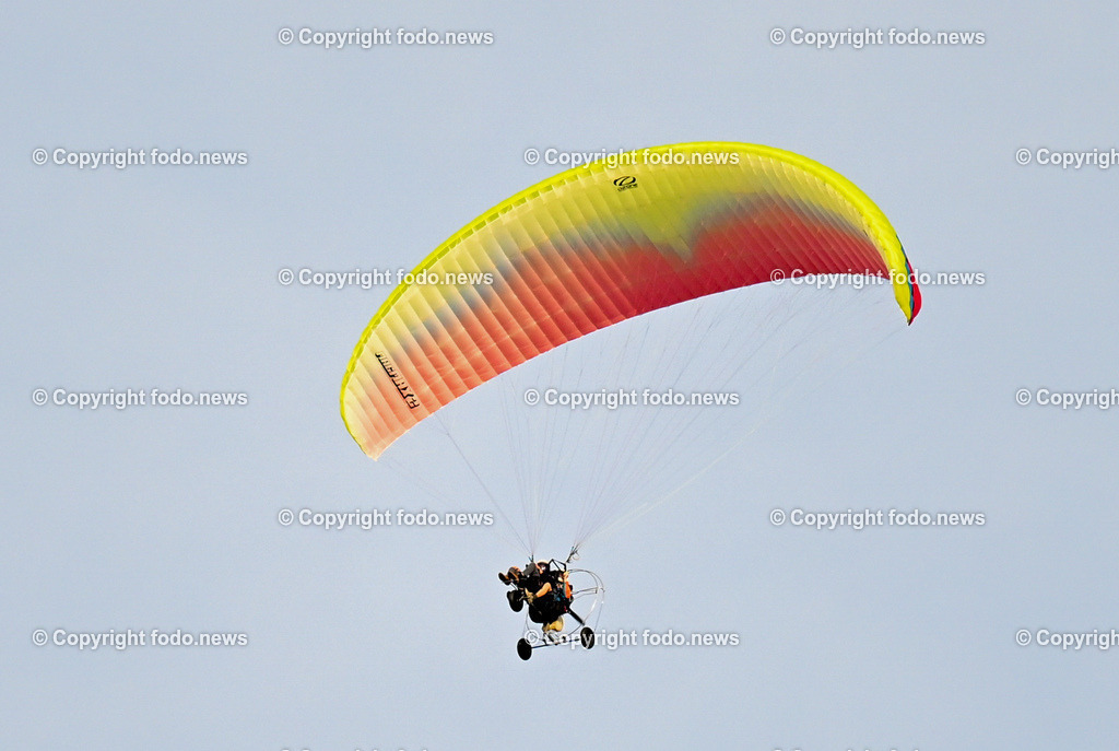 Motorschirm_ Gleitschirm_ 11.07.2025 | 11.07.2025, LINZ, AUT, Themenbild, im Bild Motorschirm, Gleitschirm, Motorantrieb, fliegen, Hobby, Luftfahrzeug, Sport