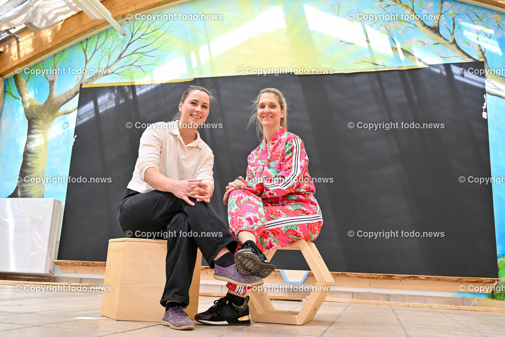 Gramastetten_ Schule Ikojenia_ 14.05.2024-4 | 14.05.2024, Gramastetten, AUT, Schule Ikojenia, im Bild Laura Stadlbauer (Lehrerin für Oberstufe, Paedagogische Leitung der Schule), Marjeta Dickinger (Obfrau Bildungsverein Gramastetten)
