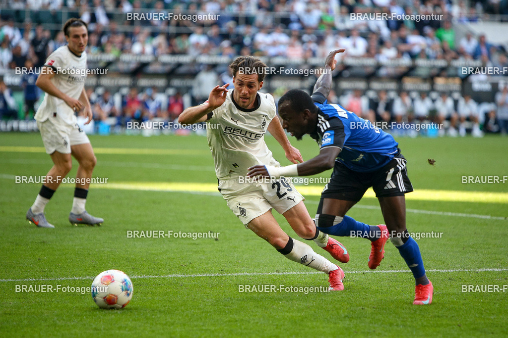 Borussia Mönchengladbach vs Hamburger SV - Bundesliga  | Mönchengladbach, Deutschland, 24.08.25:   Joseph Michael Scally (Borussia Mönchengladbach) und Jean-Luc Dompe (Hamburger SV) im Kampf um den Ball waehrend des Spiels der Bundesliga zwischen Borussia Mönchengladbach vs Hamburger SV im Stadion im Borussia Park(Foto von Brauer-Fotoagentur / Adrian Schlueter)